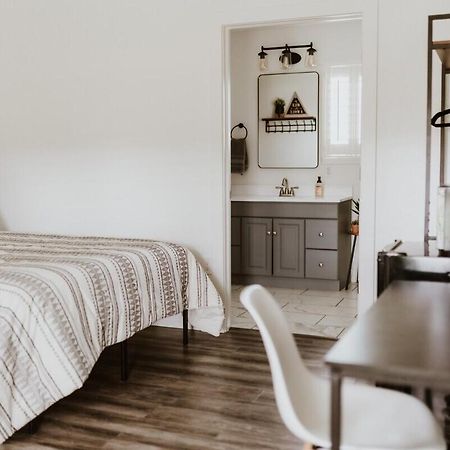 Happy Trails West Inn Тропік Екстер'єр фото